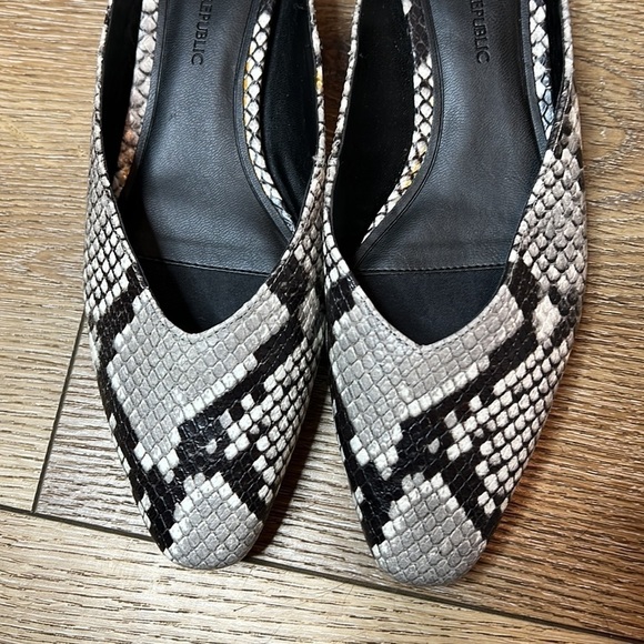 Banana Republic Snake Print Leather Mules Size 6M - Picture 4 of 7